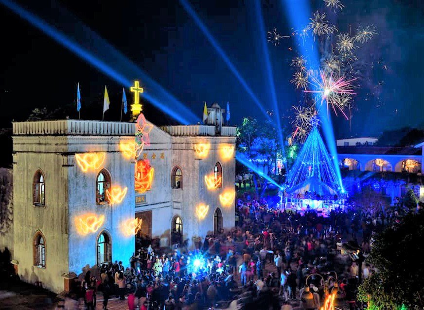 全台最古老屏東萬金教堂 平安夜估萬人湧入朝聖 屏東萬巒鄉萬金聖母聖殿園區及周邊道路以聖誕燈飾裝點,24日平安夜迎聖嬰、望彌撒,警方預估晚上會湧入數萬遊客,將視狀況採取交管措施。圖/讀者提供