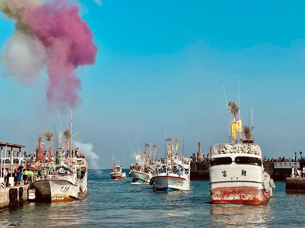 屏東三大迎王平安祭典最後壓軸的小琉球迎王今天登場，在請水前先以獨特的「逡港腳」儀式，43艘大小漁船一早魚貫而出，繞行全島一圈。圖／屏東縣政府提供