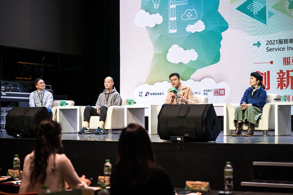 「無懼疫情,創意回擊」SIIR讓危機成為轉機的嶄新思維 「品牌創意學」企業對談,由《億進寢具》柯智正副總經理(左一)、《台灣娜克阜》陳奕伯執行長(左二)、《小寶》王韋舜執行長(右二)、《達特所爾》于聖樺共同創辦人(右一)一同與談。