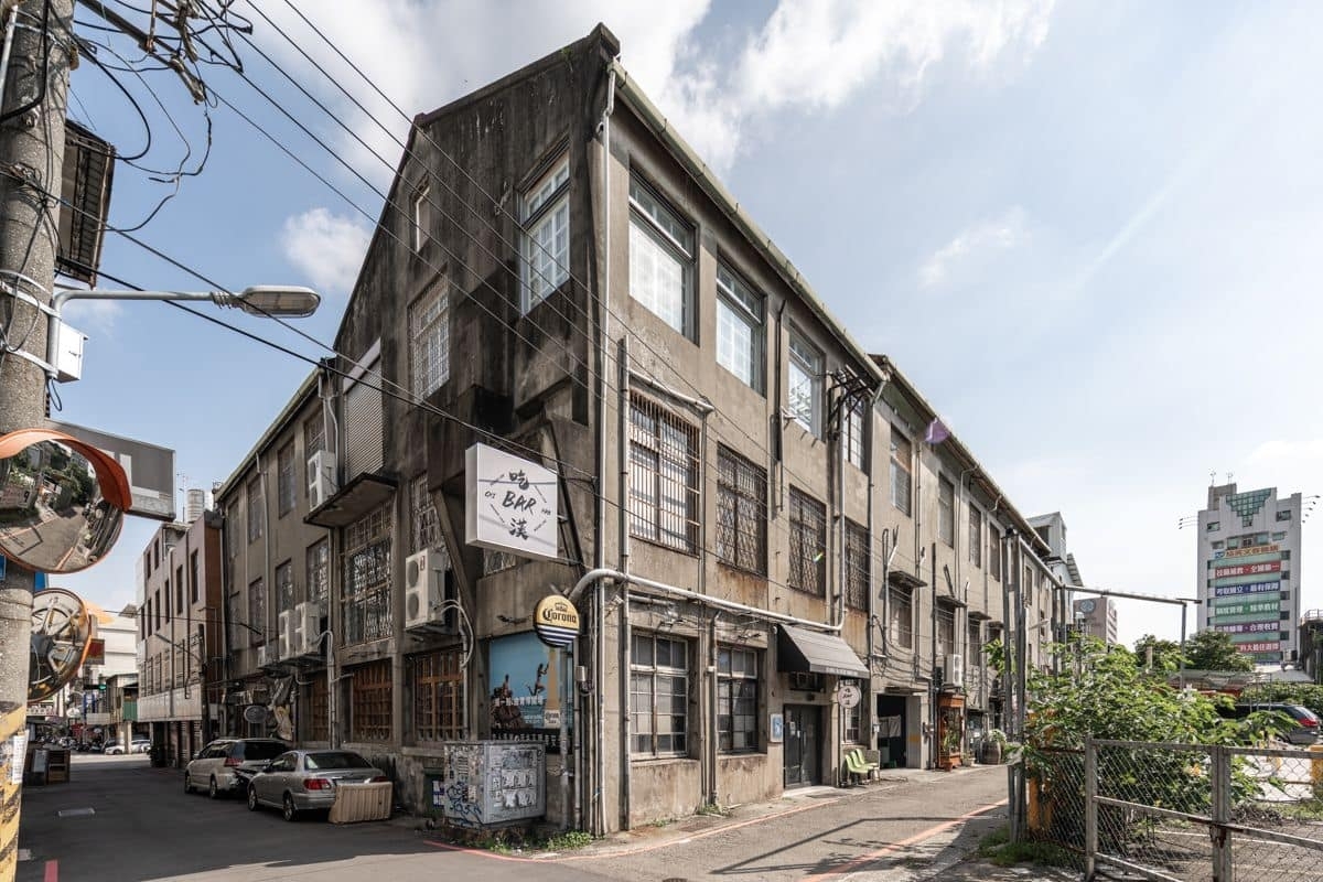 台中「富興工廠1962」開幕!綠洲島嶼中庭,集結老物、咖啡、工作室的 700 坪美學創意新聚落 富興工廠1962 (7).jpg