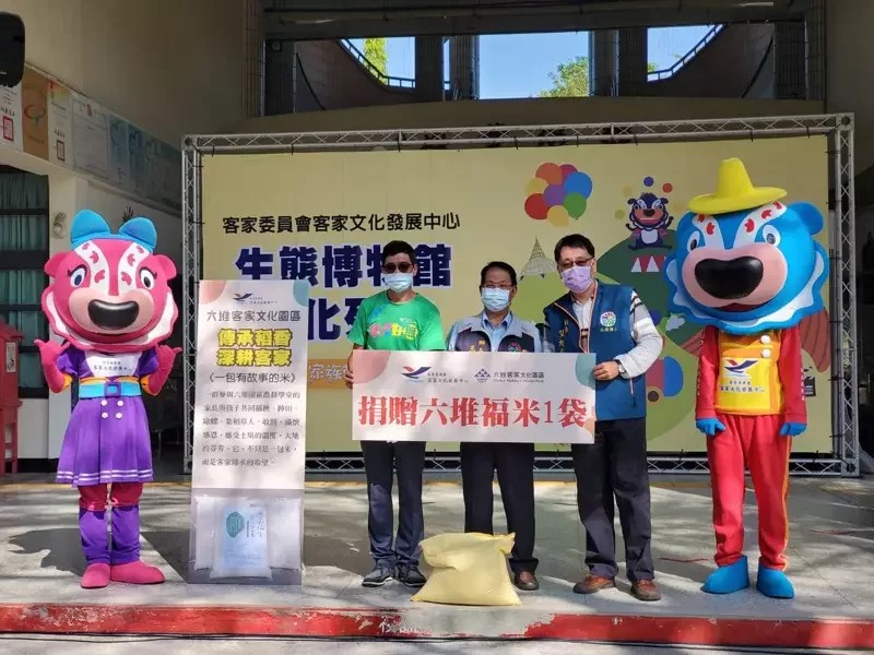 六堆博物館列車駛至高樹 吉祥物「大獅兄」與家族團