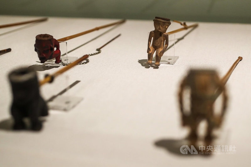 百變老台灣 故宮、台博、台史博合作特展 國立台灣博物館舉辦「看見藏品裡的原、民、官:故宮、臺博、臺史博三館聯合特展」,挑選10項原住民、民間、官方各異其趣的文化主題進行策展。中央社記者裴禛攝 111年1月3日