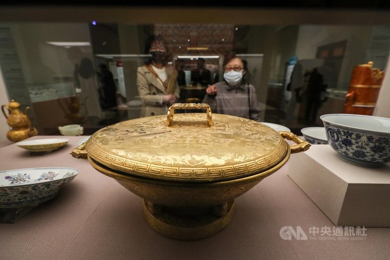 國立台灣博物館舉辦「看見藏品裡的原、民、官：故宮、臺博、臺史博三館聯合特展」，挑選10項原住民、民間、官方各異其趣的文化主題進行策展，呈現台灣歷史3個主角各自的文化邏輯。中央社記者裴禛攝  111年1月3日