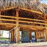 南投信義鄉久美國小，啟用消失70多年的鄒族傳統聚會所「赫夫」，其中結構未用釘子，僅以黃藤綑紮，展現獨特傳統技法。（記者劉濱銓攝）