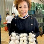 黑貓姐李美玲中年改種洋菇，種出一片天。（記者顏宏駿攝）