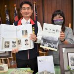 「六甲老照片專輯」除發行實體書本，也有電子書上線。（記者楊金城攝）