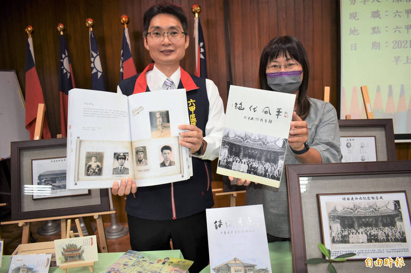 「六甲老照片專輯」除發行實體書本，也有電子書上線。（記者楊金城攝）