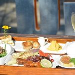 華山休閒農業區發展協會推出在地食材入菜的創意美食。　記者-王政／攝