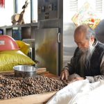 ▲在草嶺可觀賞到商家製作苦茶油的過程。　記者-王政／攝