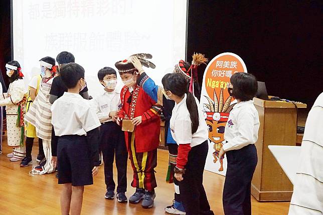新北首創原住民族文化列車以故事文物 族服穿戴讓孩子體驗原民之美