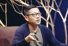 畫室裡的女兒與父親翁明哲 用繪畫演繹自己的原心