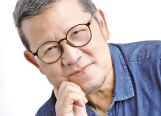 從媒體走到獅城作家 兩度跨海再見祖厝三代願