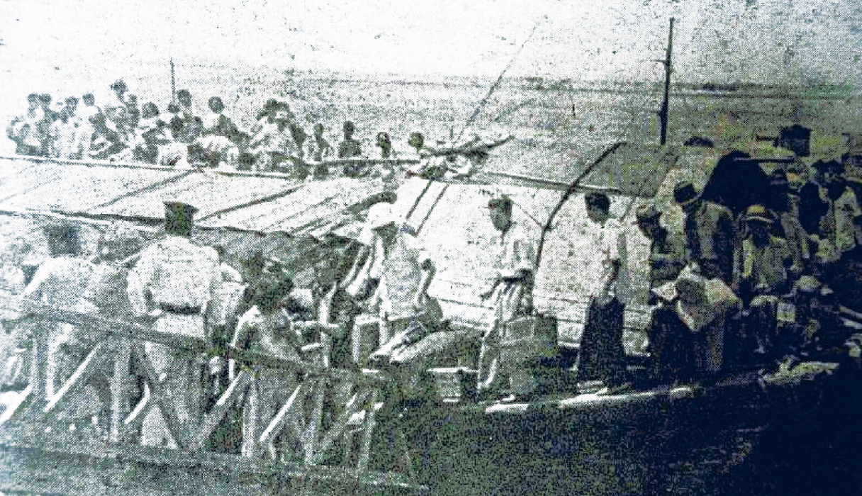 1930年代船客轉搭小船抵達聖約翰島碼頭。（圖片來源：新加坡檔案局）